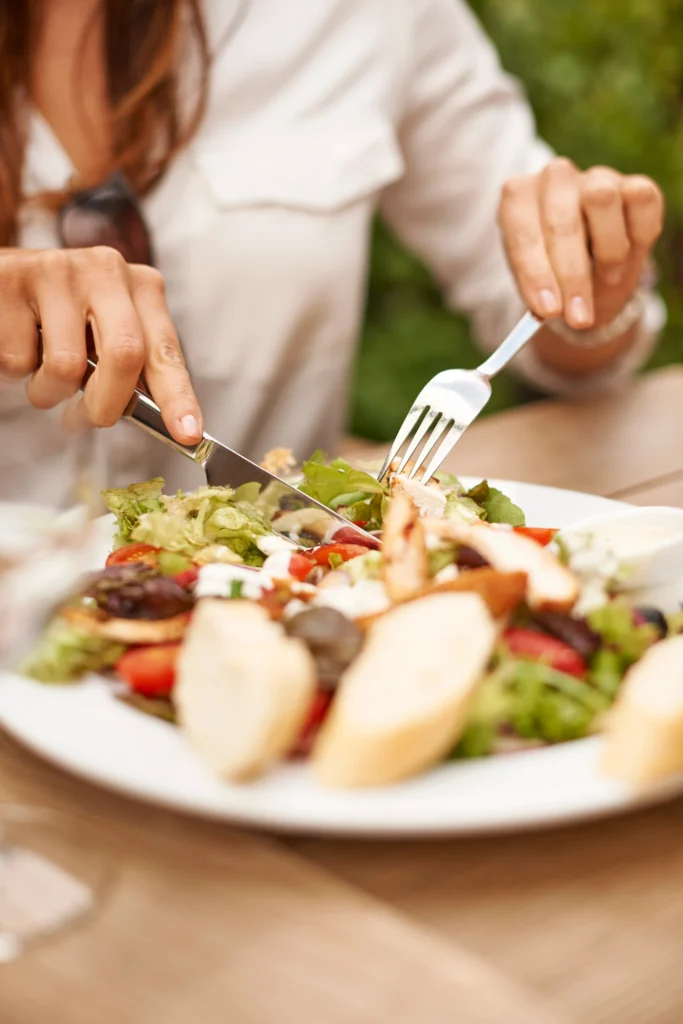 Persona comiendo saludable según los consejos de easymet extremadura