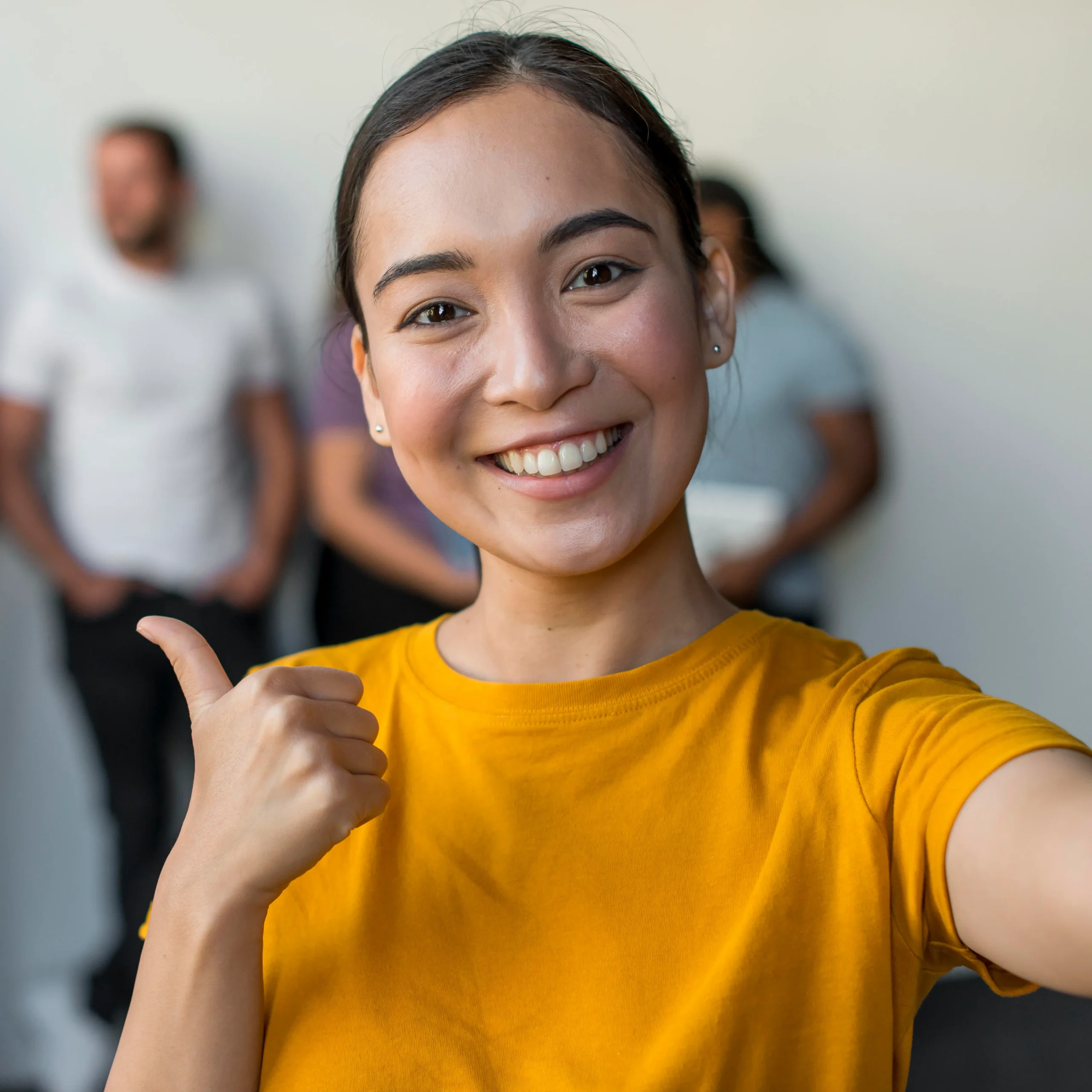 Mujer levantando el pulgar y sonriendo